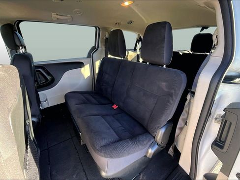 Used 2018 Dodge Grand Caravan SE w/ UConnect Hands-Free Group image 23