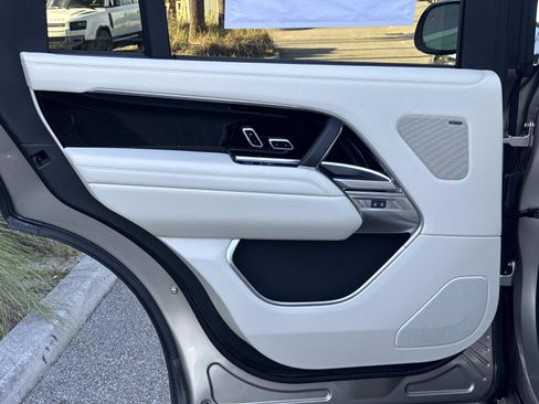 New 2026 Land Rover Range Rover Long Wheelbase SE AWD/4WD image 13