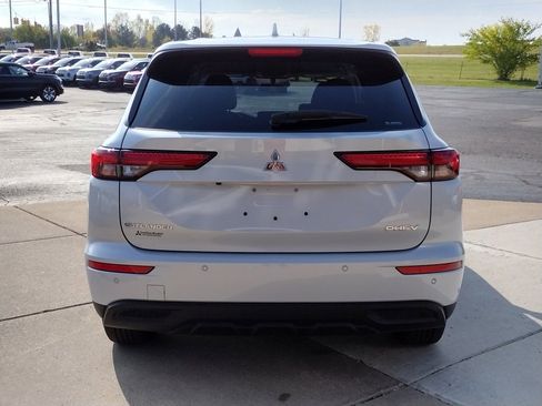 Used 2023 Mitsubishi Outlander ES image 16