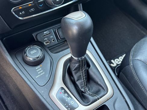 Used 2017 Jeep Cherokee Limited w/ Luxury Group AWD/4WD image 29
