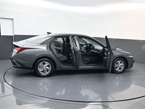 Certified 2026 Hyundai Elantra SE FWD image 28