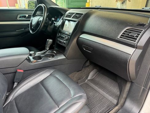 Used 2017 Ford Explorer XLT w/ Equipment Group 202A AWD/4WD image 28