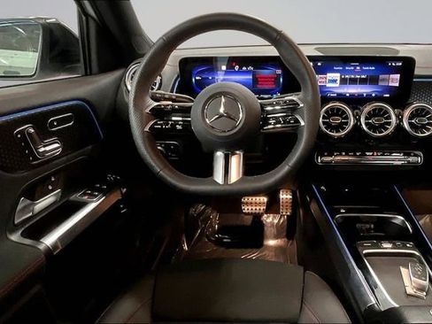 Used 2025 Mercedes-Benz EQB 300 4MATIC image 7