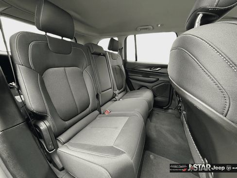 Used 2023 Jeep Grand Cherokee Laredo AWD/4WD image 32