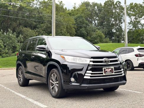 Used 2017 Toyota Highlander XLE AWD/4WD image 3