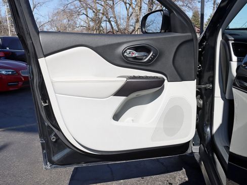 Used 2019 Jeep Cherokee Limited AWD/4WD image 32
