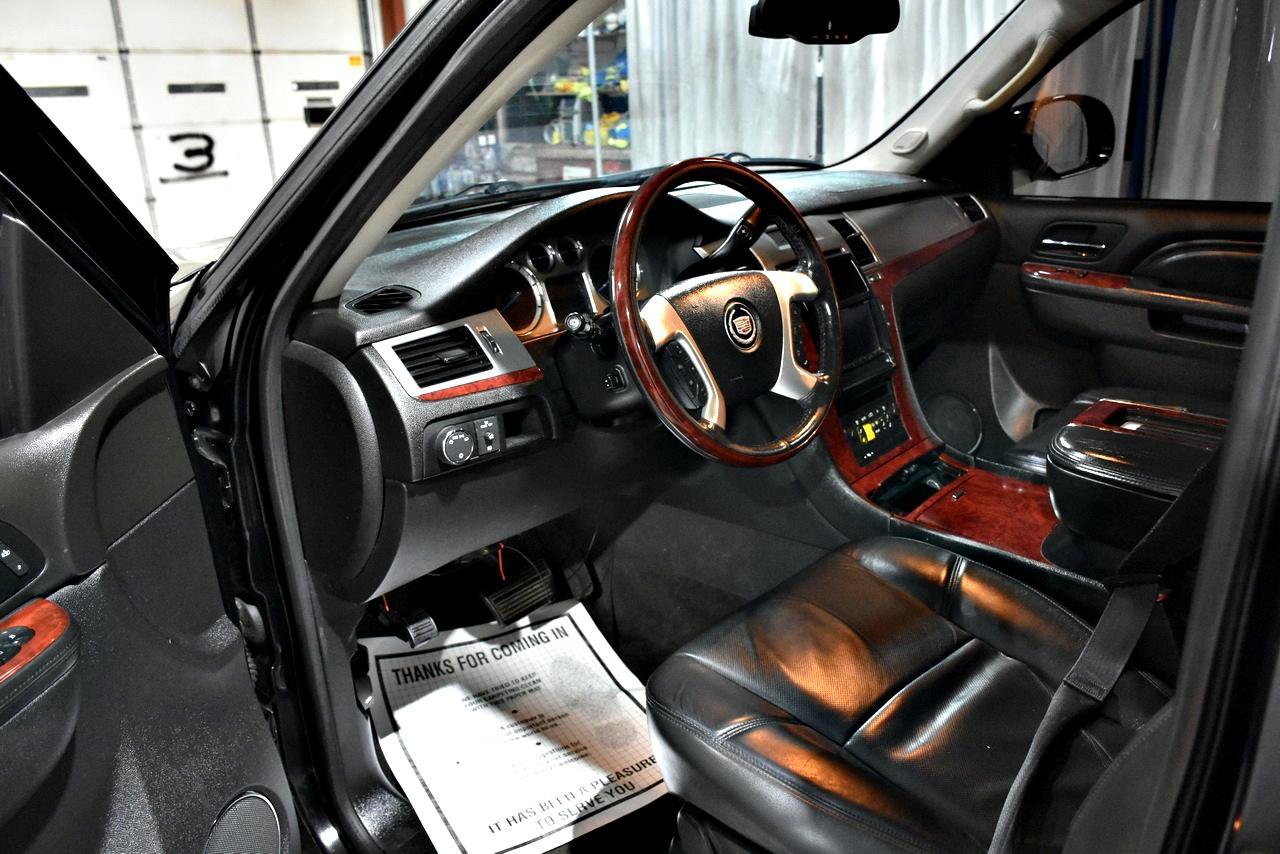 Used 2014 Cadillac Escalade Luxury RWD image 10
