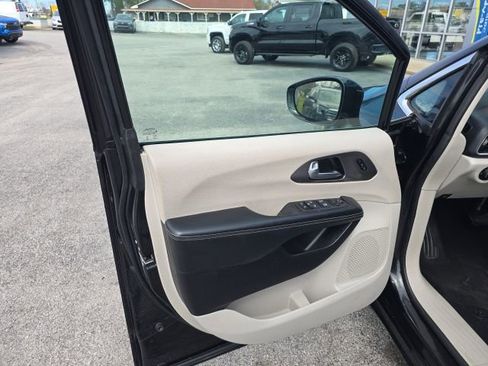 Used 2022 Chrysler Pacifica Touring-L image 11