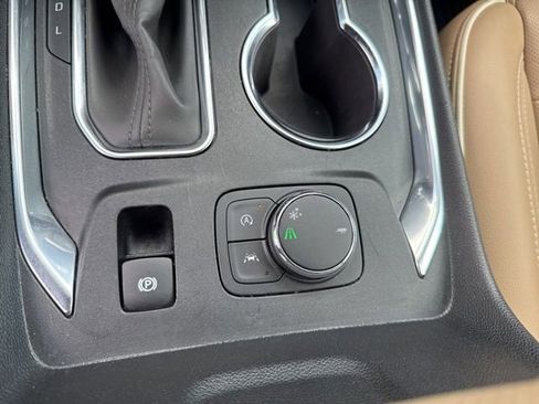 Used 2023 Chevrolet Traverse Premier FWD image 24