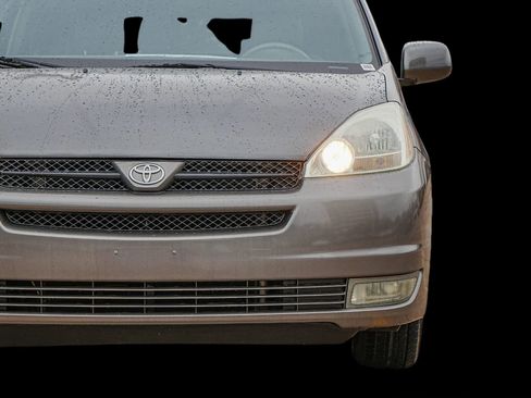Used 2004 Toyota Sienna XLE Limited image 6