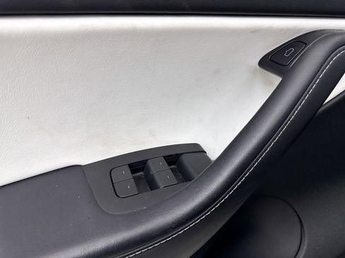 Used 2022 Tesla Model Y Long Range image 28