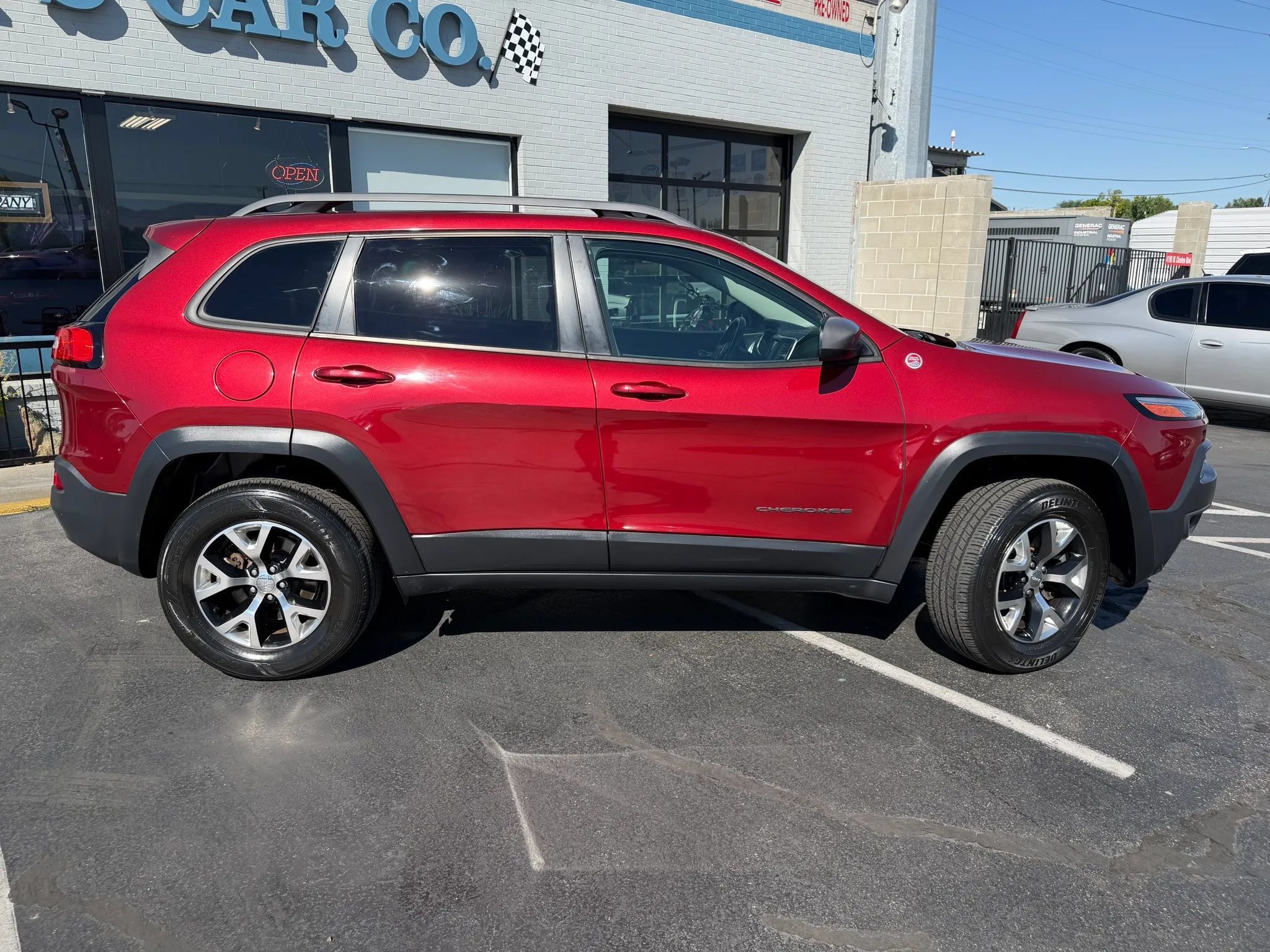 Used 2017 Jeep Cherokee Trailhawk w/ Cold Weather Group AWD/4WD image 8