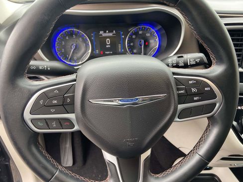 Used 2017 Chrysler Pacifica Touring-L image 11