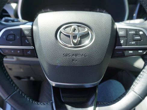Used 2021 Toyota Highlander XLE AWD/4WD image 22