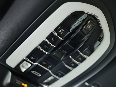 Certified 2021 Porsche Macan image 43