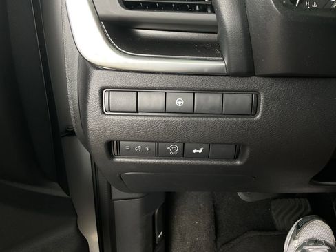 Used 2025 Nissan Rogue SV FWD image 28