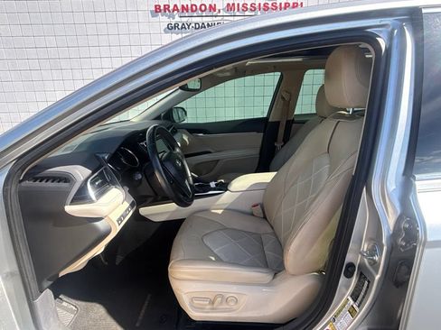 Used 2018 Toyota Camry XLE FWD image 3