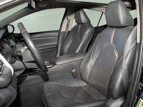 Used 2018 Toyota Camry XLE image 14