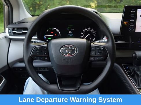 Used 2024 Toyota Sienna LE AWD/4WD image 4