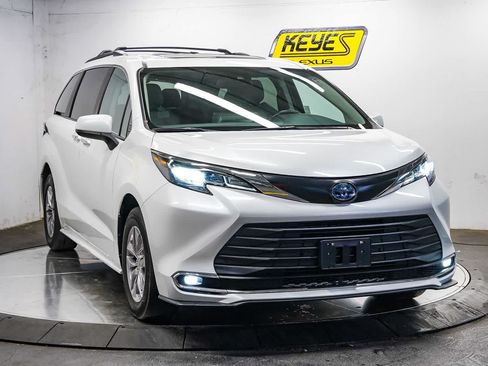 Used 2023 Toyota Sienna XLE FWD image 2