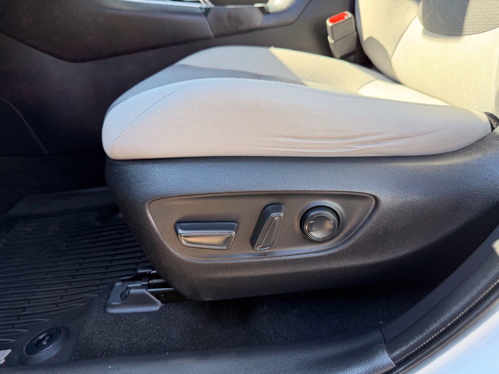 Used 2020 Toyota RAV4 XLE w/ XLE Grade Weather Package AWD/4WD image 13