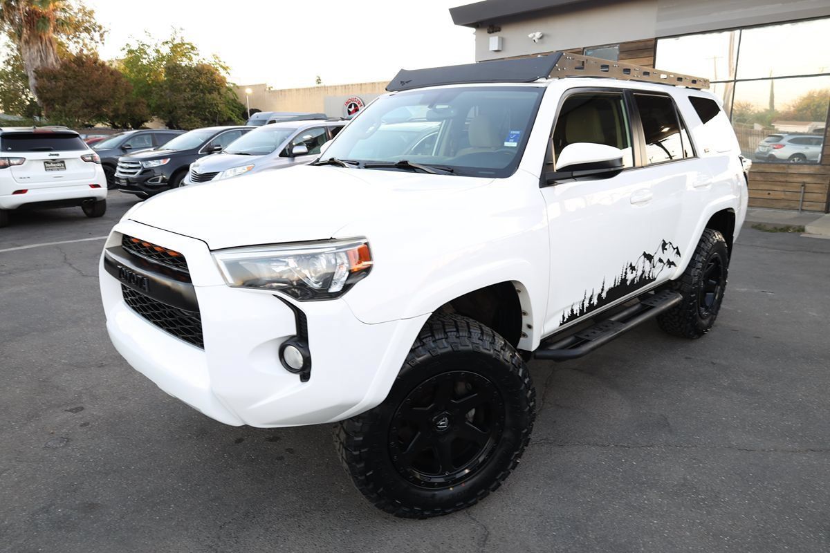 Used 2018 Toyota 4Runner SR5 AWD/4WD image 2