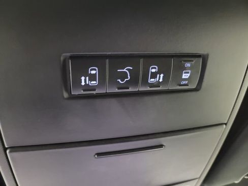 Used 2019 Dodge Grand Caravan SXT w/ Rear Park Assist Package image 32