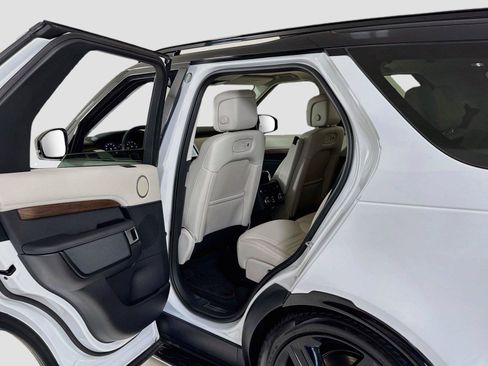 Used 2025 Land Rover Discovery Dynamic SE AWD/4WD image 25