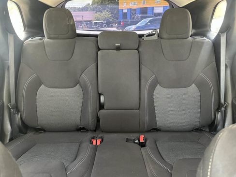 Used 2020 Jeep Cherokee Latitude FWD image 32