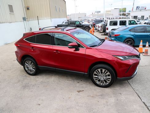 Certified 2024 Toyota Venza XLE image 6