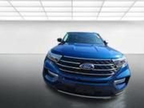 Used 2023 Ford Explorer XLT w/ Equipment Group 202A AWD/4WD image 2