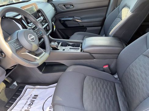 Used 2025 Nissan Pathfinder SV image 9