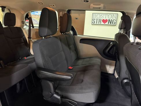 Used 2019 Dodge Grand Caravan SE FWD image 26