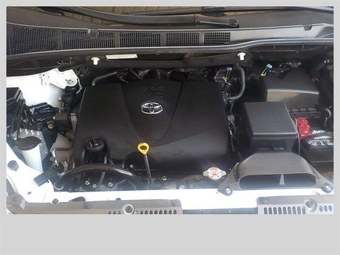 Used 2018 Toyota Sienna XLE Premium AWD/4WD image 14