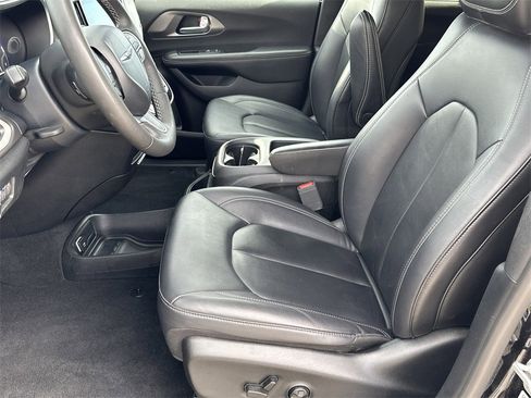 Used 2025 Chrysler Pacifica Select image 13