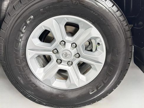 Used 2022 Toyota 4Runner SR5 Premium w/ Moonroof Package RWD image 34