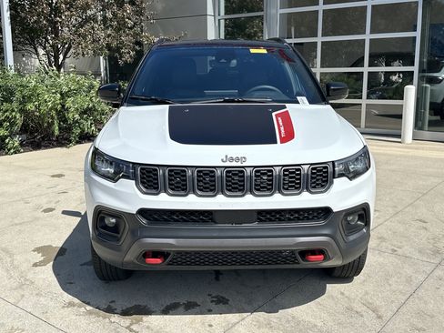 Used 2025 Jeep Compass Trailhawk AWD/4WD image 5