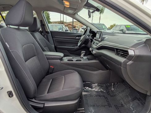 Used 2025 Nissan Altima 2.5 SV FWD image 29