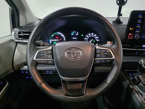 Used 2023 Toyota Sienna XLE FWD image 17