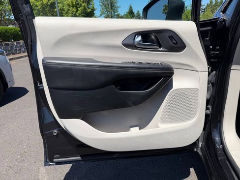 Used 2023 Chrysler Pacifica Touring-L FWD image 12