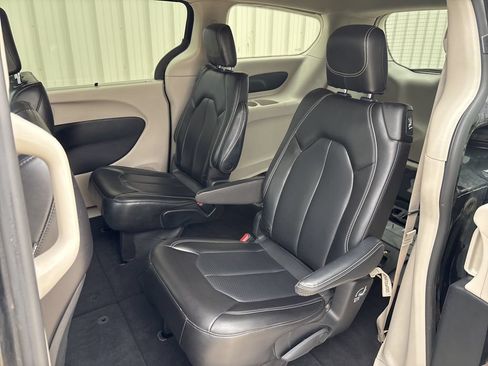 Used 2023 Chrysler Pacifica Touring-L FWD image 24