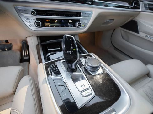 Used 2018 BMW 750i image 21