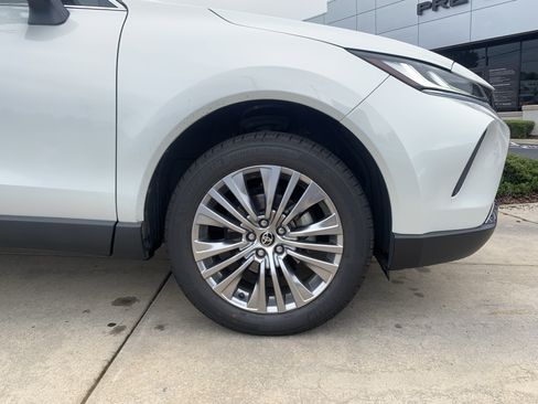 Used 2022 Toyota Venza XLE AWD/4WD image 13