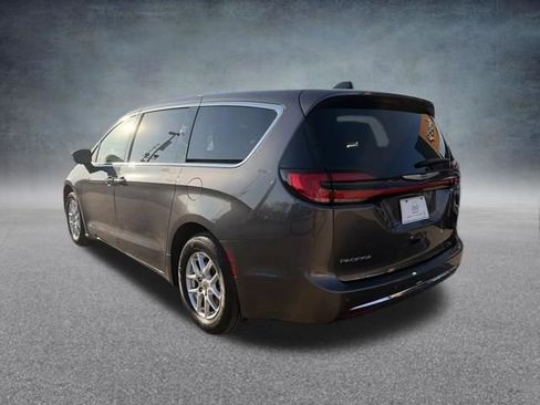 Used 2023 Chrysler Pacifica Touring-L image 7
