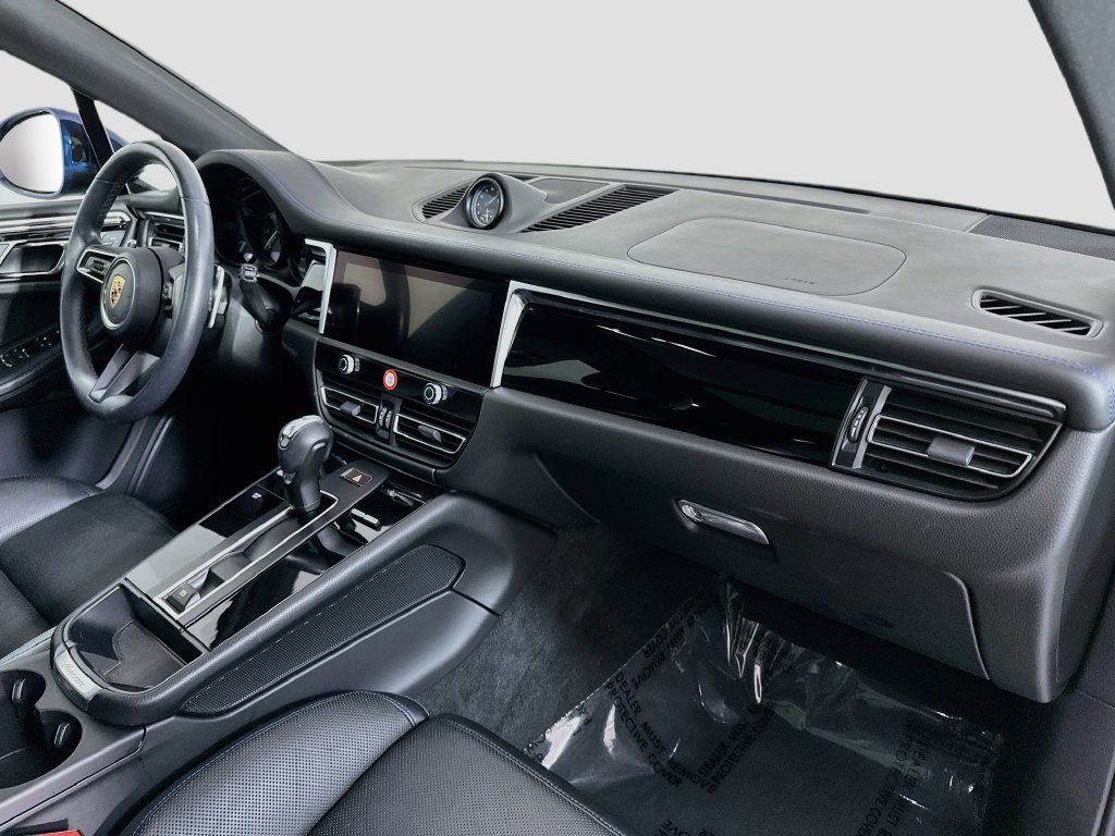 Certified 2024 Porsche Macan AWD/4WD image 31