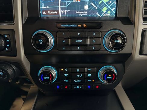 Used 2019 Ford F150 Lariat w/ Equipment Group 502A Luxury AWD/4WD image 30