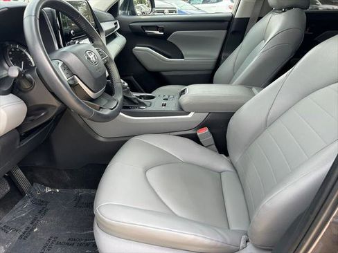 Certified 2025 Toyota Highlander XLE FWD image 11