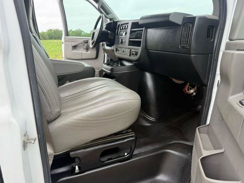 Used 2017 Chevrolet Express 2500 RWD image 17