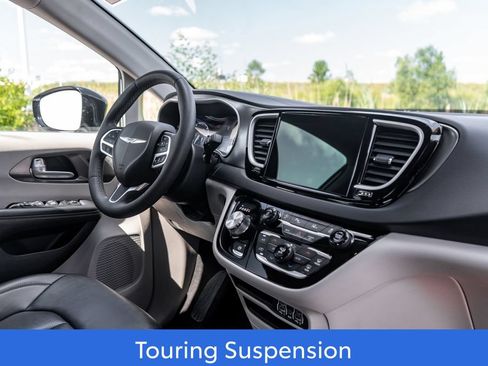 Used 2024 Chrysler Pacifica Touring-L FWD image 12