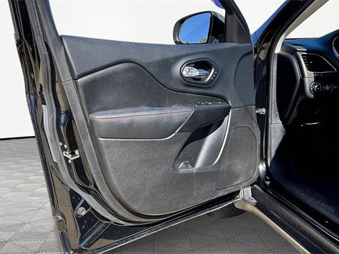 Used 2019 Jeep Cherokee Trailhawk image 18